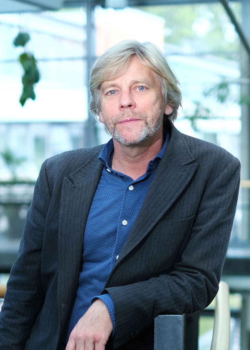 businessportrait-mann-indoor-hamburg-tina_taege_business_fotografie