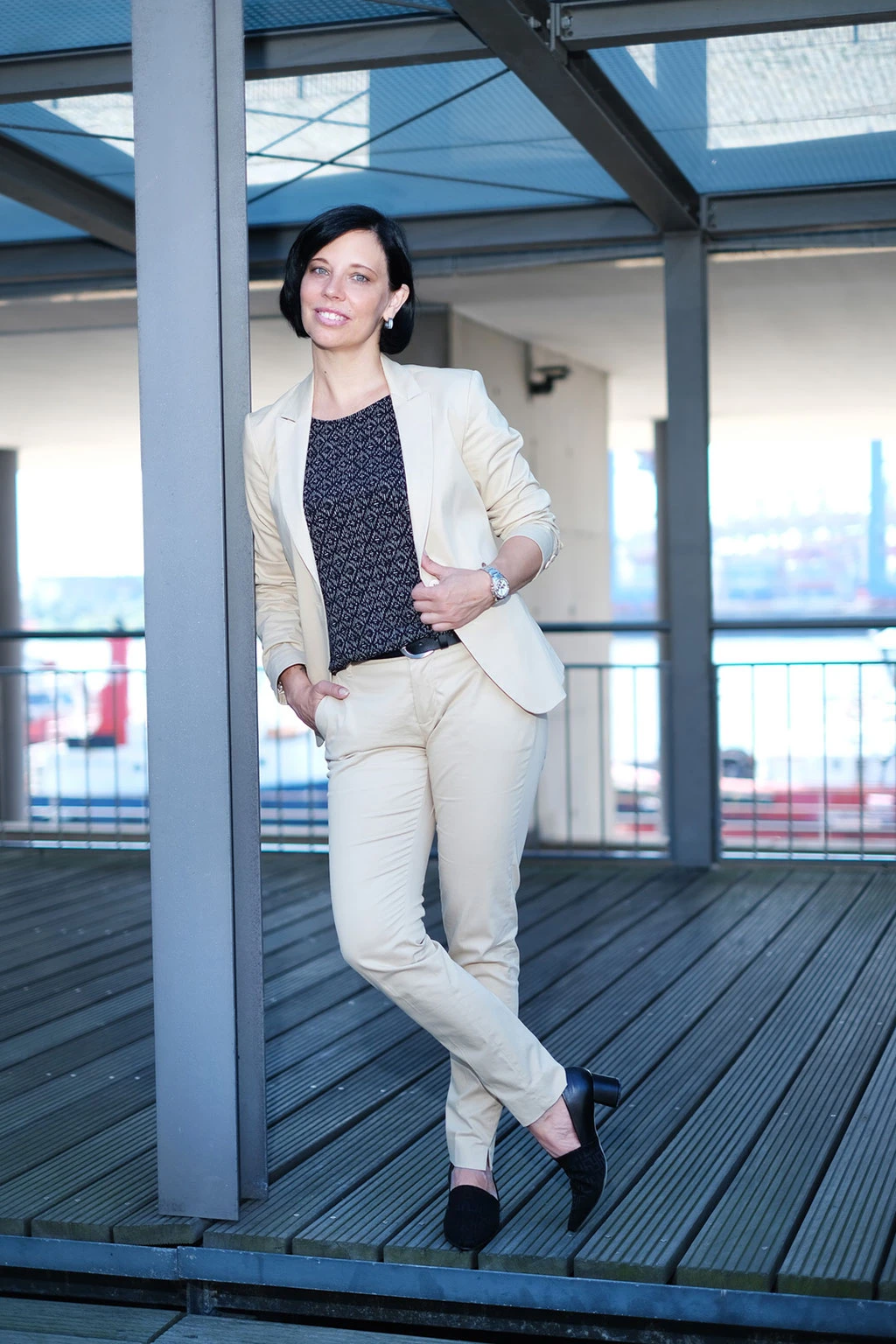 businessfoto-frau-angelehnt-hamburg-tina_taege_business_fotografie
