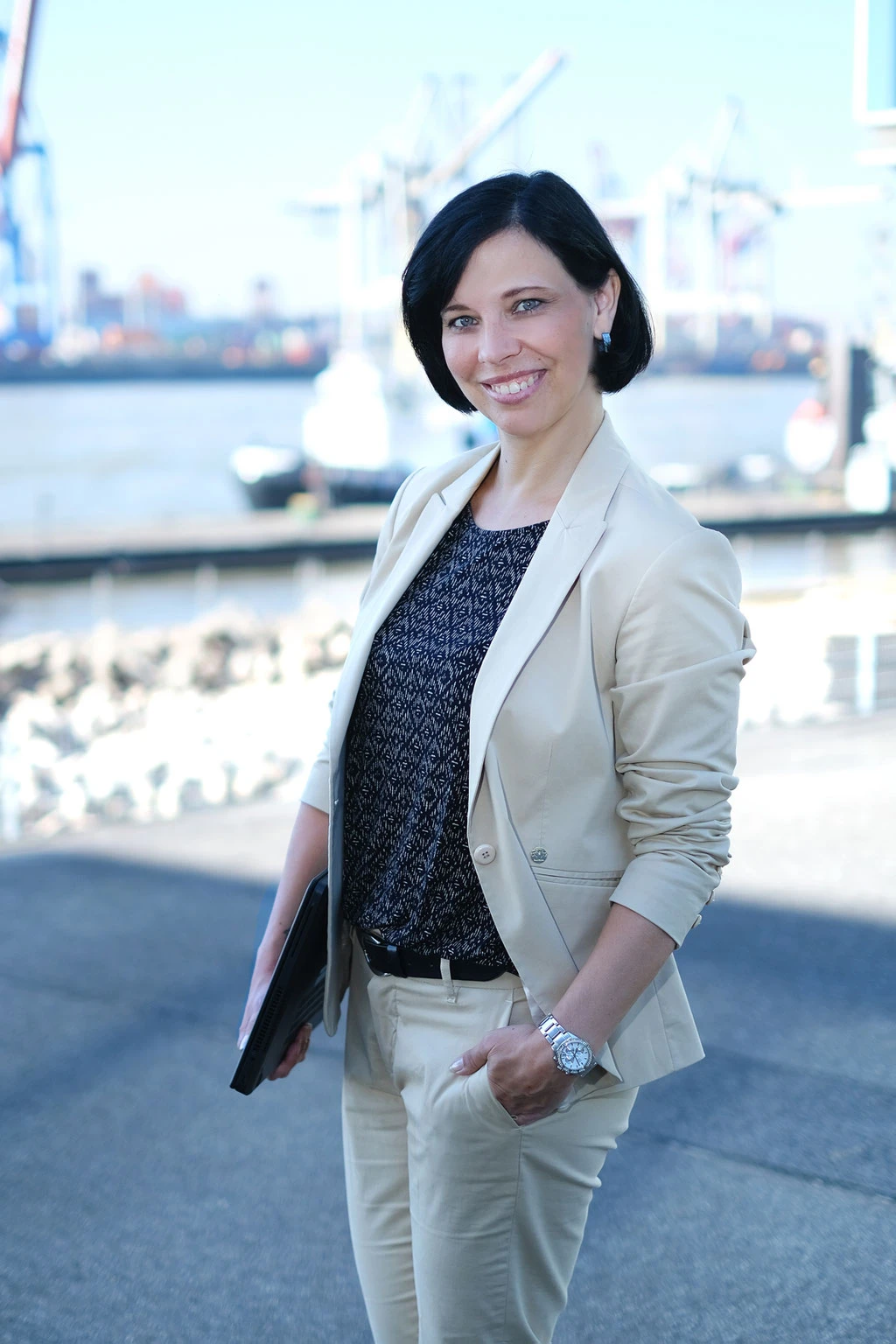 businessportrait-frau-hafen-hamburg-tina_taege_business_fotografie