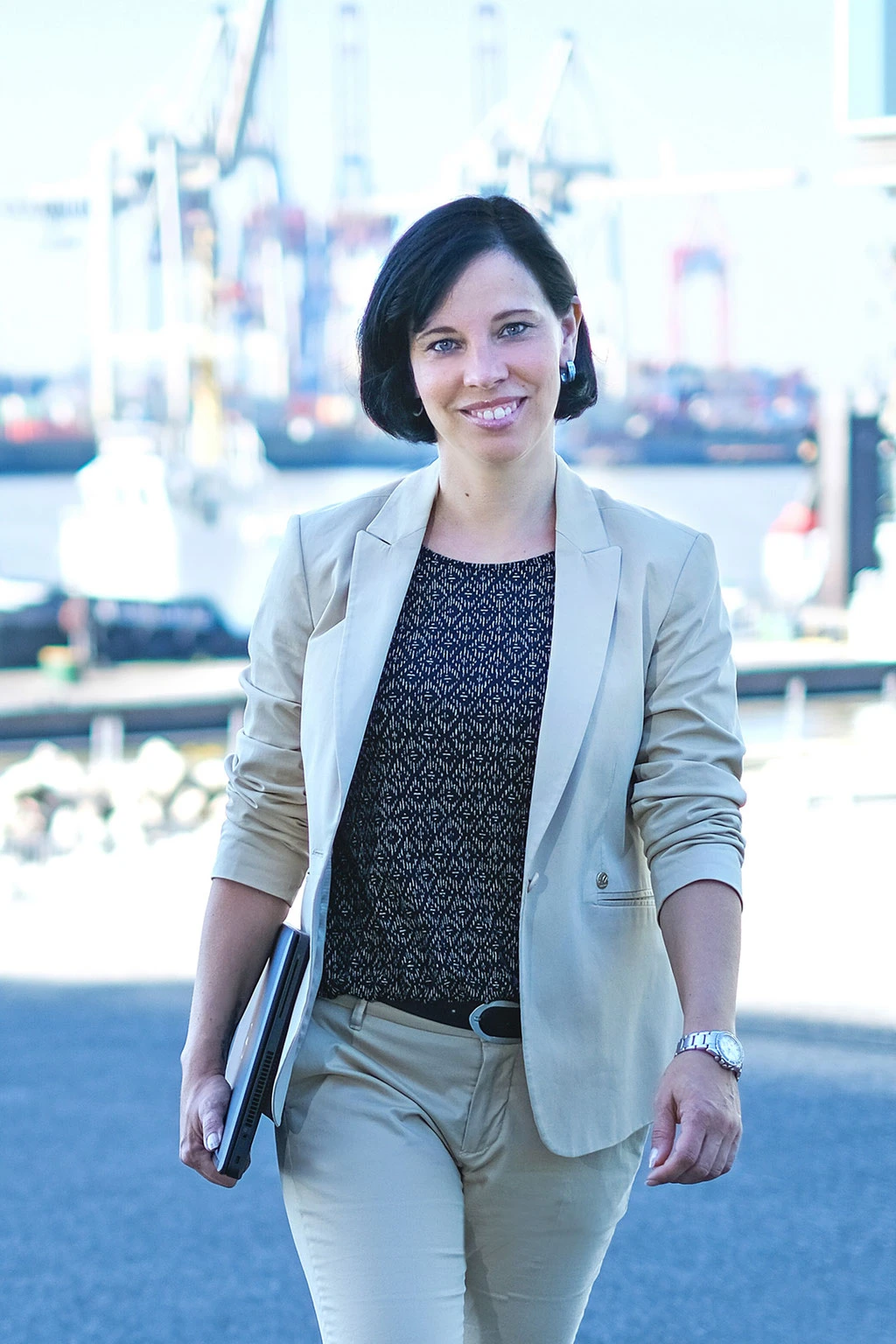 businesspotrait-frau-gehend-hamburg-tina_taege_business_fotografie