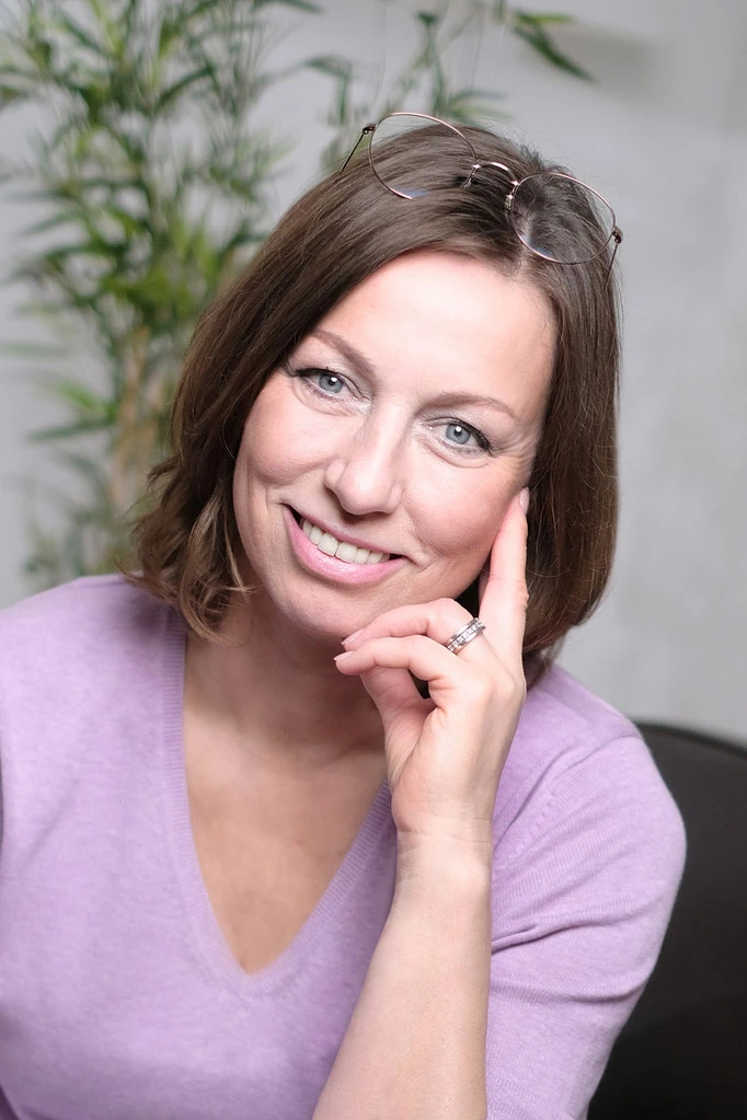 businessportrait-hamburg-heilpraktikerin-indoor-tina_taege_business_fotografie